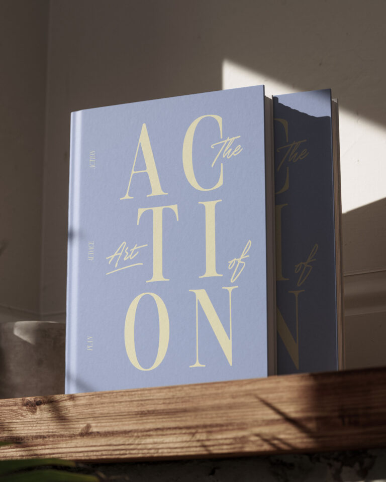 couverture du journal-planner the art of action, couleur sky blue, une création des editions creative sparks, par Manifa Kind