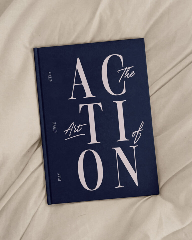 couverture du journal-planner the art of action, couleur bleu minuit, une création des editions creative sparks, par Manifa Kind