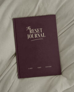 Vue de la couverture du journal de clarté the Reset Journal, des éditions Creative Spark par Manifa Kind.