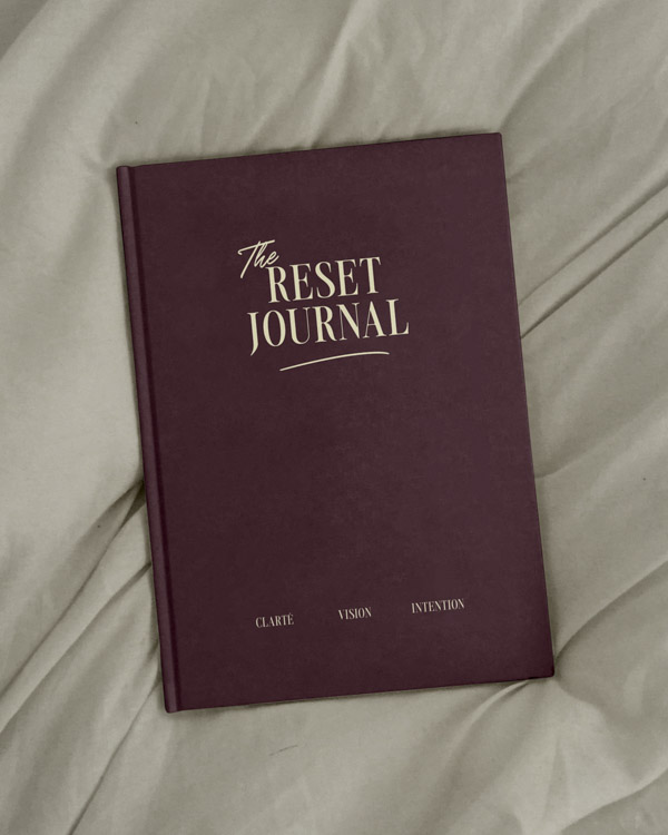 Vue de la couverture du journal de clarté the Reset Journal, des éditions Creative Spark par Manifa Kind.